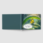 Gouden vlinder op een blad in de regen gastenboek (Volledig)
