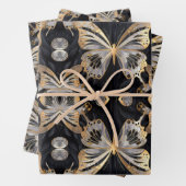 Gouden vlinder op zwarte achtergrond inpakpapier vel (In situ)