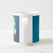 Gouden vlinders op een blauwe achtergrond grote koffiekop (Achterkant)