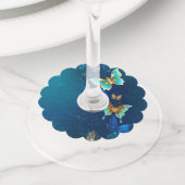 Gouden vlinders op een blauwe achtergrond wijnglaslabel (Dichtbij)