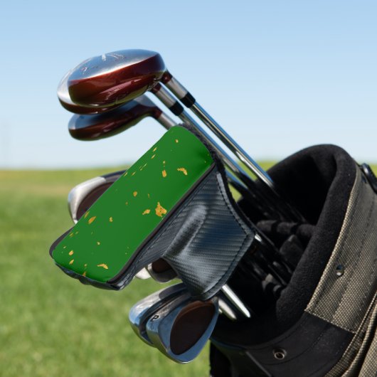 Gouden vlokken op Smaragdgroen Golfheadcover (Insitu)