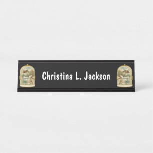 Gouden vogelkooien met vogels met uitzicht op de s bureau naambordje