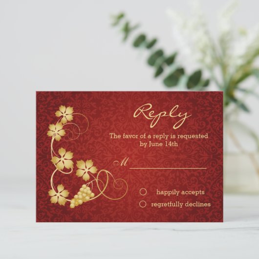 Gouden wijnbladeren op rode damast RSVP Uitnodigin (Staand voorkant)