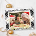 Gouden Winter Plaid Kerstmis Fotokaart Feestdagenkaart<br><div class="desc">Deze kerstkaart heeft een trendy geruite achtergrondpatroon en een groot omlijnd gebied voor het etaleren van uw vakantiefoto. Ontworpen in zwart, wit en goud beige kleurtinten met rode tekst accenten en een schattige santa muts op de rug. Bewerk jouw tekst voor en achter en vervang de foto door je eigen...</div>