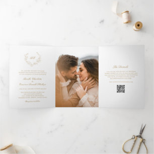 Gouden Wreath Monogram QR Code Elegante Trouw Drieluik Uitnodiging