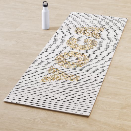 Gouden YOGA tekst op Black Stripes Yogamat (In situ)