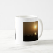Gouden Zomerzonsondergang Reflectie op het strand Koffiemok (Voorkant rechts)