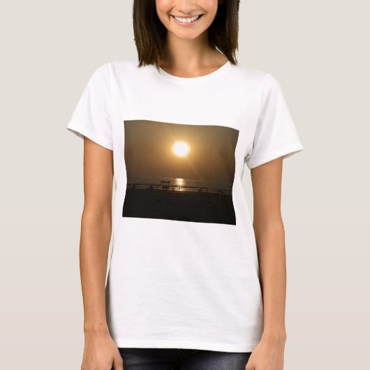 Gouden Zomerzonsondergang Reflectie op het strand T-shirt (Voorkant)