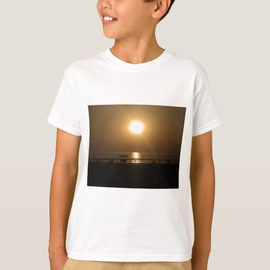 Gouden Zomerzonsondergang Reflectie op het strand T-shirt (Voorkant)