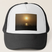 Gouden Zomerzonsondergang Reflectie op het strand Trucker Pet (Voorkant)