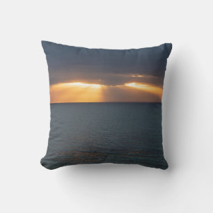 Gouden zonnestralen boven de oceaan met reflecties kussen