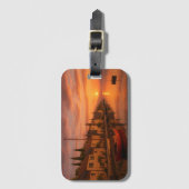 Gouden zonsondergang boven het kustdorp bagagelabel (Voorkant (verticaal))