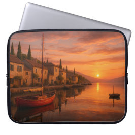Gouden zonsondergang boven het kustdorp laptop sleeve
