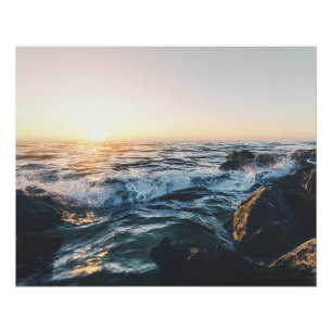Gouden Zonsondergang Oceaan Golven op Rotsen Seren Perfect Poster