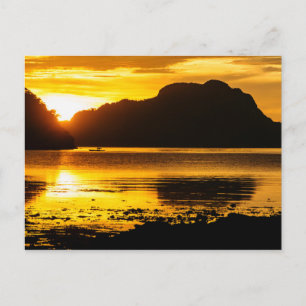 Gouden zonsondergang over de baai briefkaart