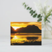 Gouden zonsondergang over de baai briefkaart (Staand voorkant)
