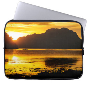 Gouden zonsondergang over de baai laptop sleeve