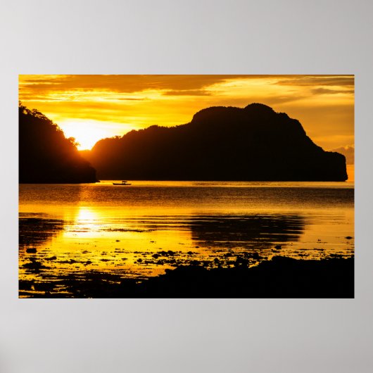 Gouden zonsondergang over de baai poster (Voorkant)