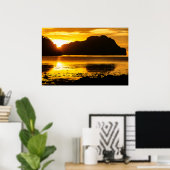 Gouden zonsondergang over de baai poster (Thuiskantoor)