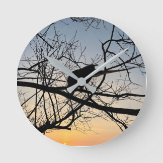Gouden Zonsondergang Silhouet: Vogel op Boomtakken Ronde Klok