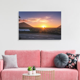 Gouden zonsopgang boven de vulkanische wijngaard v canvas afdruk