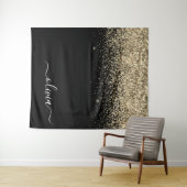 Gouden Zwarte Glitter Script Monogram Meisjesnaam Wandkleed (In Situ (horizontaal))