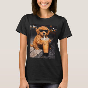 Goudendoodle drinkt ijskoude koffie grappig dier m t-shirt