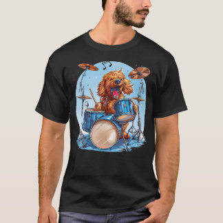 Goudendoodle-hond die op de drums speelt Muzikant T-shirt