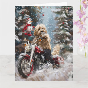Goudendoodle-hond rijdt op motorfiets met Kerstmis Kaart