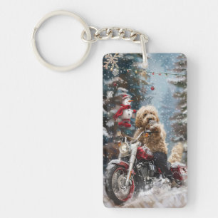 Goudendoodle-hond rijdt op motorfiets met Kerstmis Sleutelhanger