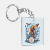 Goudendoodle-hond speelt op drums sleutelhanger (Voorkant Links)