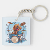 Goudendoodle-hond speelt op drums sleutelhanger (Achterkant)