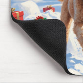Goudendoodle rent in de sneeuw met kerstmuts muismat (Hoek)