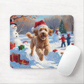 Goudendoodle rent in de sneeuw met kerstmuts muismat (Met muis)