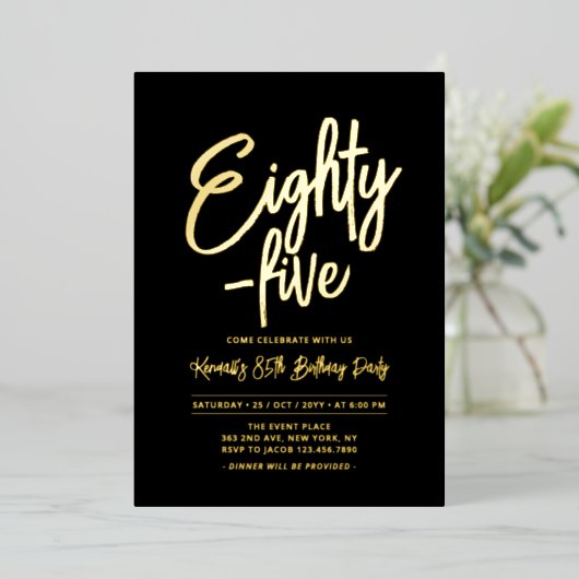 Goudfolie | Chique tachtig - vijf 85ste verjaardag Folie Uitnodiging (Staand Voorkant)