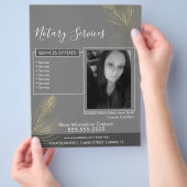 Goudfotobrochure voor services met notaris flyer (Hand)