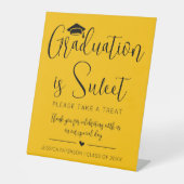 Goudgeel Afstuderen is Sweet Minimal Script Reclamebord Met Voetstuk (Voorkant)