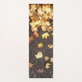 Goudgele mazelbladeren naherfstasfalt Monogram Yogamat (Voorkant)
