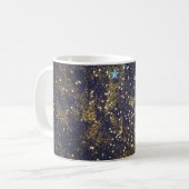Goudglitter en glittering blauwe sterren op zwarte koffiemok (Voorkant links)