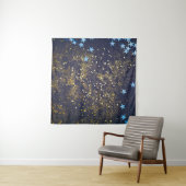 Goudglitter en glittering blauwe sterren op zwarte wandkleed (In situ)