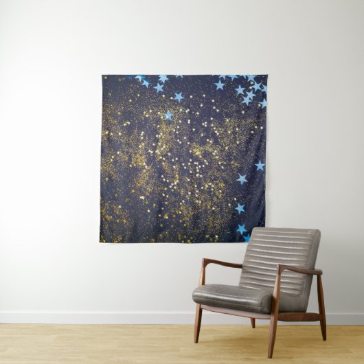 Goudglitter en glittering blauwe sterren op zwarte wandkleed (In situ)