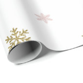Goudglitter en roze sneeuwvlokken op witte kerst cadeaupapier (Rol Hoek)