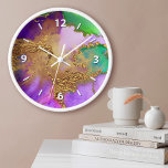 Goudgroene paarse waterige waterverf met kickergla<br><div class="desc">Witte grafische cijfers bedekken een rijke, glam, gouden, paarse, groene, waterige en roze abstracte waterverf op deze elegante, trendy, moderne wandklok. Uw keuze uit een rond of vierkant klokgezicht. Maakt een welkome en stijlvolle verklaring waar het ook wordt opgehangen. Een geweldige aanvulling op je woonkamer of slaapkamer, en een geweldig...</div>