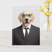 Goudharige retriever in pak met pensioen kaart (Gele Bloem)