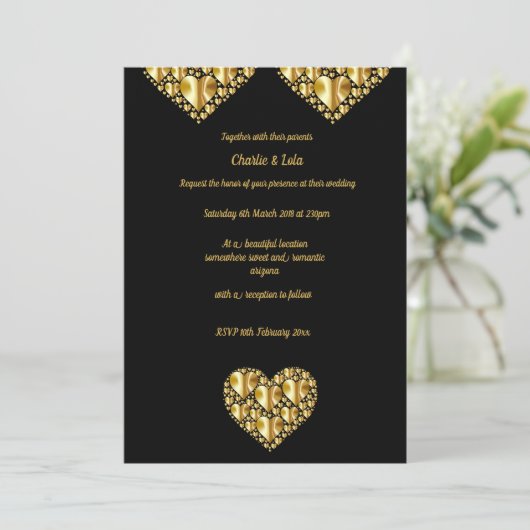 Goudharten trouwuitnodigingen zwarte achtergrond kaart (Staand voorkant)