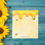 Goudhoningraathoningraatdruppelnaam Notitieblok<br><div class="desc">Voeg wat plezier en humor toe aan je zomerboodschappenlijstjes of thuiswinkels! Gele,  witte achtergrond met een bijenhoningraatpatroon en vrolijke,  lachende hommels. Verdroogd met druppelhoning. Jouw naam geschreven met een gouden handgeschreven stijlmanuscript.</div>
