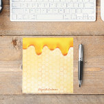 Goudhoningraathoningraatdruppelnaam Notitieblok<br><div class="desc">Voeg wat plezier en humor toe aan je zomerboodschappenlijstjes of thuiswinkels! Gele witte achtergrond met een bijenhoningraatpatroon. Verdroogd met druppelhoning. Jouw naam geschreven met een gouden handgeschreven stijlmanuscript.</div>