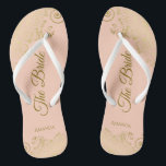Goudkant op koraalstrand De bruidbruid-legant brui Teenslippers<br><div class="desc">Dans de nacht weg met deze mooie trouwteenslippers. Ontworpen voor de bruid, kenmerken zij een eenvoudig maar elegant ontwerp met goudkleurig manuscript dat op een lichte oranje of koraalperzikgekleurde achtergrond en fancy gouden lace krullen en swirls tekent. Mooie manier om fancy en geschikt te blijven terwijl je voeten na een...</div>