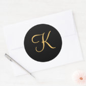 Goudkleurig initiaal K op de zwarte monogram stick Ronde Sticker (Envelop)