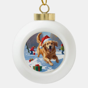 Goudkleurige retriever in de sneeuw met kerstmuts keramische bal ornament